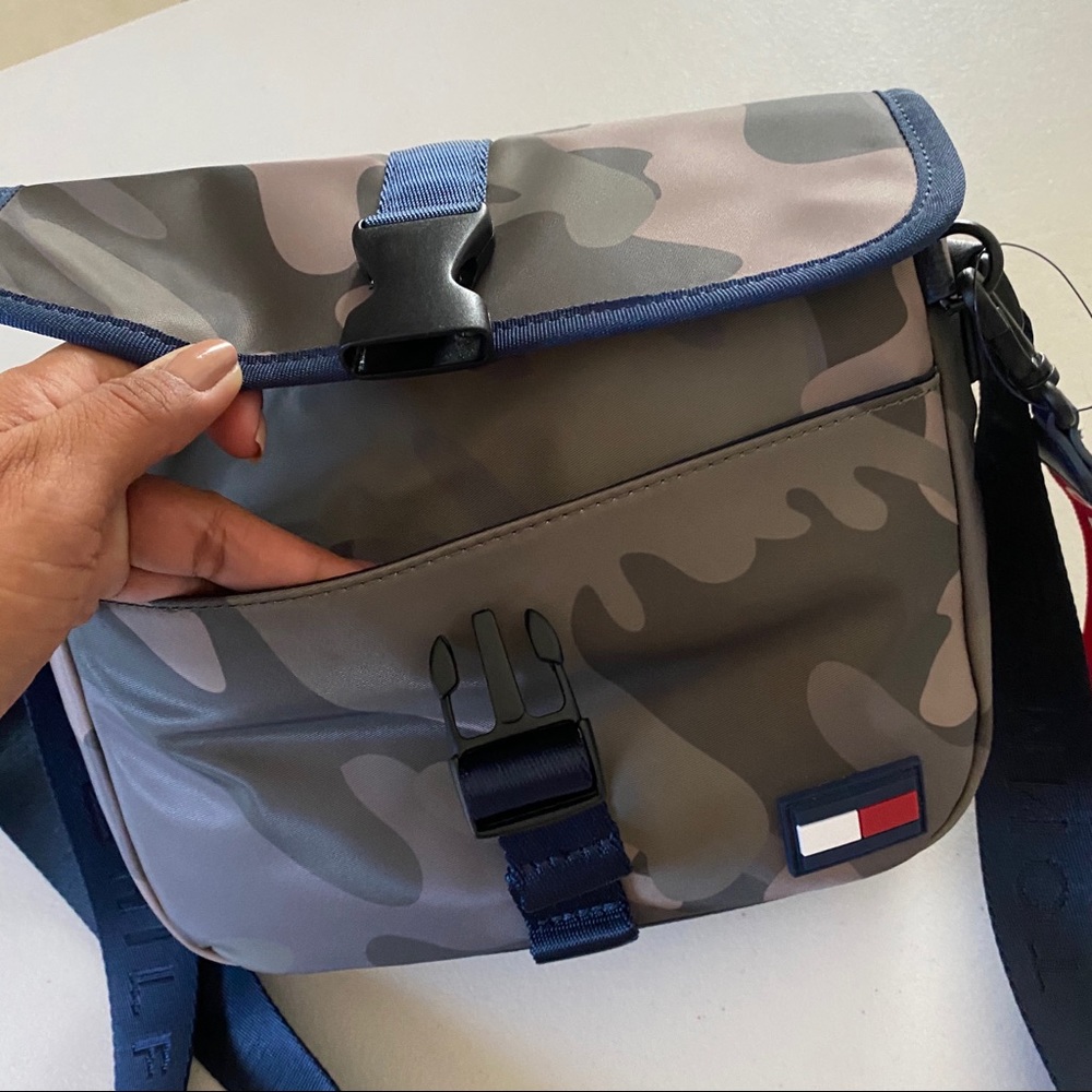 TOMMY HILFIGER  CAMO CROSSBODY - Picture 5 of 8